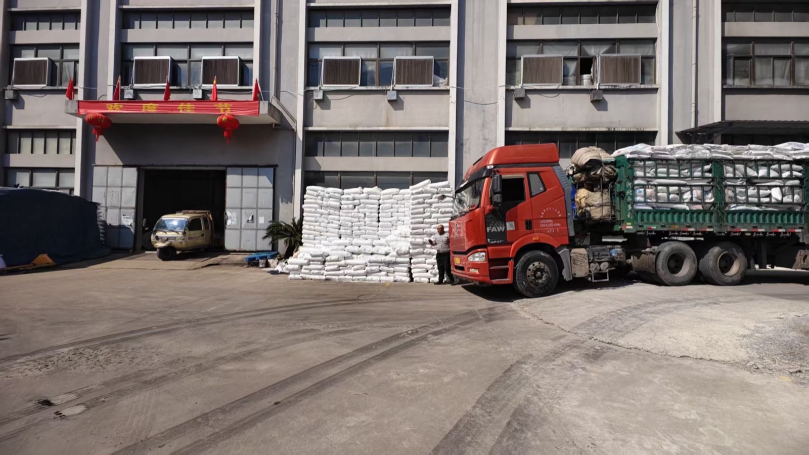 Loading yard with a tractor unit and curtain-side trailer