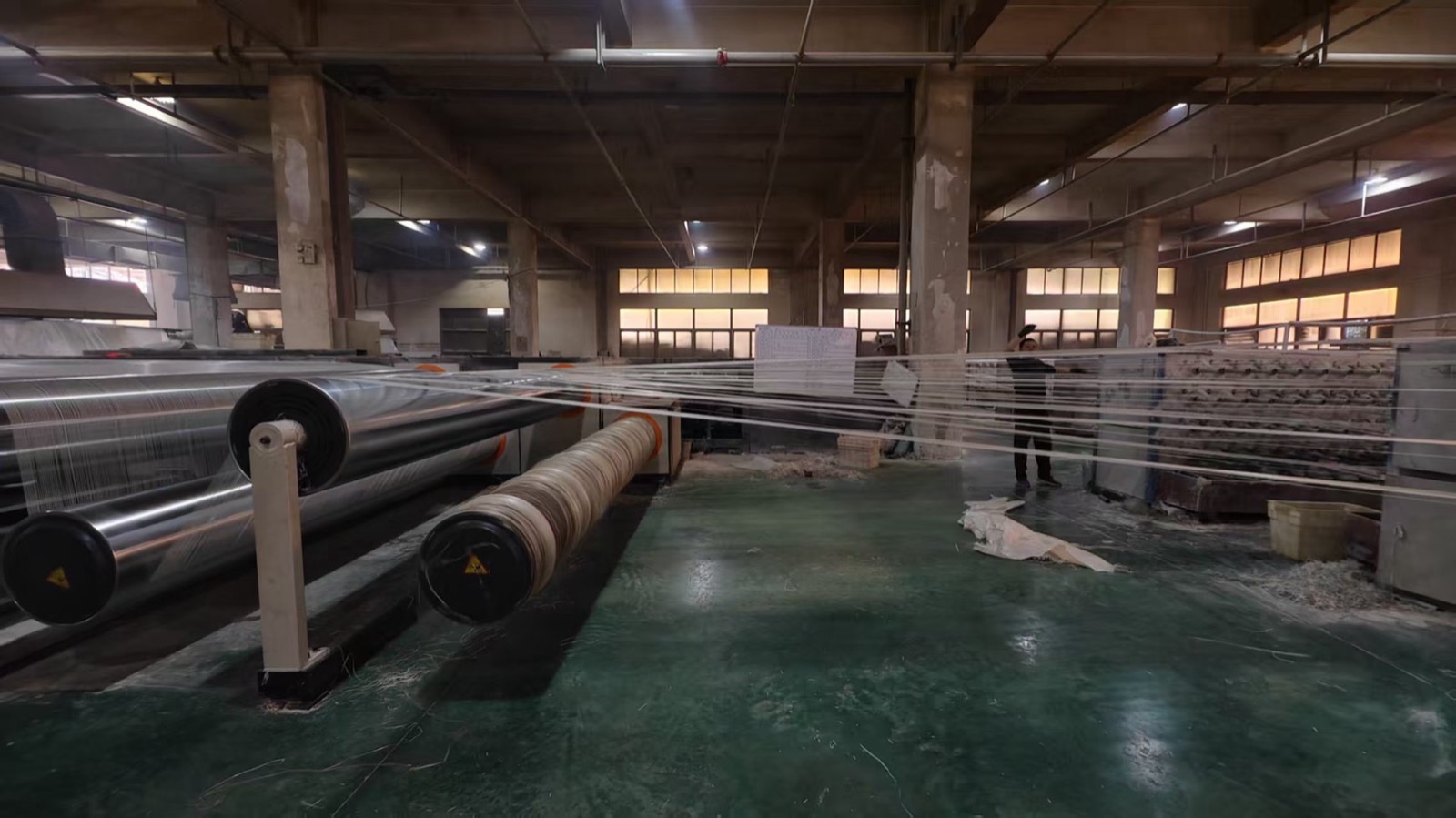 Tape winding end with rows of bobbin winders